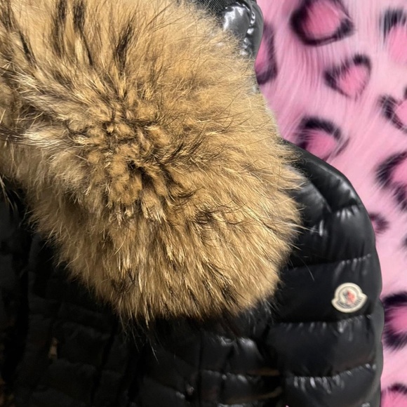 Women's Black Puffer Jacket with genuine fur Trim - Moncler Armoise - Picture 2 of 3